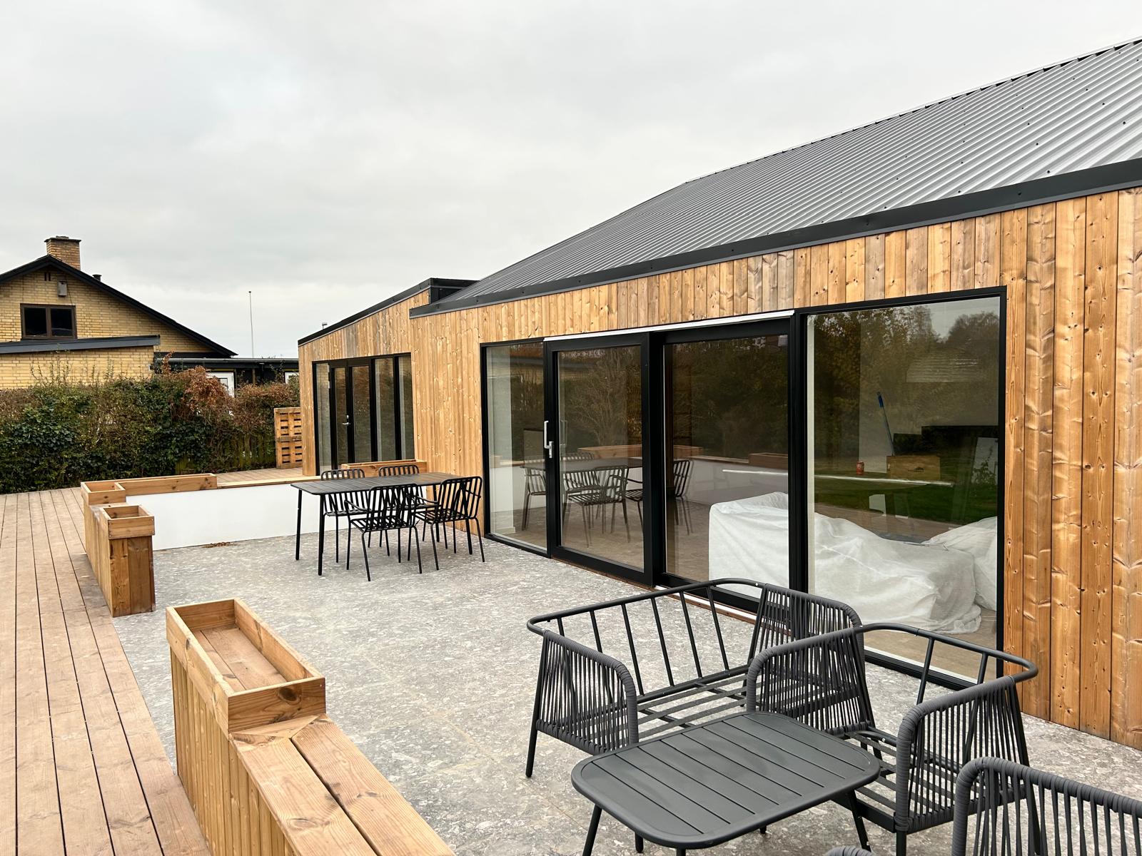 Træfacade og terrasse fra AWCompanys hjemmeside